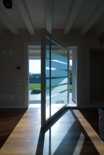 Porta interna - ONE - Aldena - em madeira / pivotante com eixo lateral / com vidro