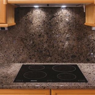 Tampo de bancada em granito - LABRADOR ANTIQUE - WALL GRANITE SERVICE SRL - para cozinha / preto / marrom