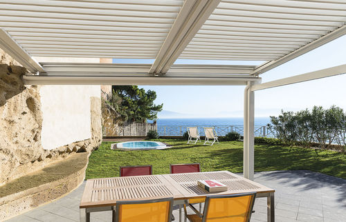 Pérgola apoiada em parede - PARTERRE : FLAP CABRIO - Frigerio Living - em alumínio / modular / bioclimática
