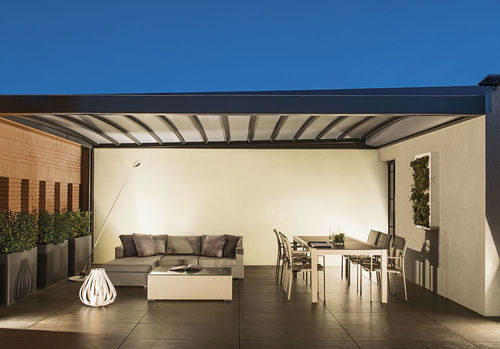 Pérgola apoiada em parede - PARTERRE : PAREO - Frigerio Living - metálica / com cobertura retrátil em lona PVC