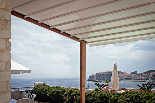 Pérgola apoiada em parede - PARTERRE : SANREMO PATIO - Frigerio Living - em alumínio / com cobertura retrátil em lona PVC