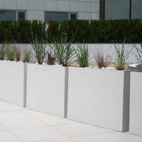 Floreira em concreto - Longo Tall - Terra Group - retangular / em altura / contemporânea
