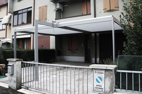 Pérgola apoiada em parede - MAPIER GROUP S.R.L. - em alumínio / com lâminas quebra-sol / sob medida