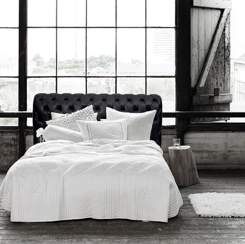 Cama de casal - Larforma - Chesterfield / estofada / com cabeceira