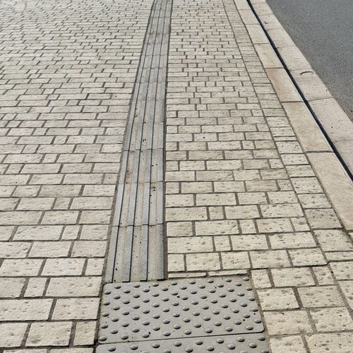 Linha-guia tátil - RAIL2 - REPLIK - em concreto