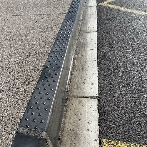 Guia rebaixada para ponto de ônibus - BOQ series - REPLIK - de calçada / em concreto / linear
