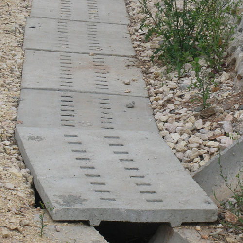 Calha de escoamento de fenda - U - Farcimar - em concreto armado / para via pública / para água pluvial