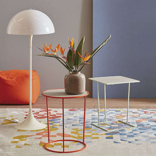 Mesa lateral contemporânea - Costance Rotondo - MEME DESIGN - em couro / em laminado melamínico / com base em aço