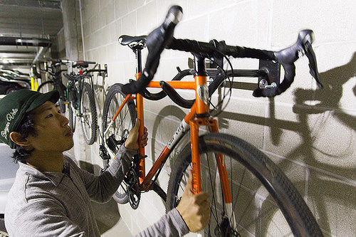 Bicicletário de parede - Dero - para área interna / em aço / da linha comercial