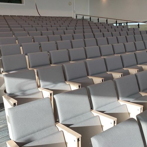 Poltrona de auditório contemporânea - ODEON - Hamari - em tecido / em compensado / metálica