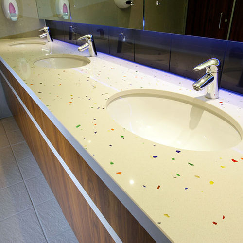 Tampo de banheiro em compósito de quartzo - DOMUS - Washroom Washroom Limited - para uso profissional