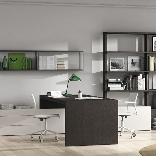 Mesa secretária contemporânea - Besform - em carvalho / com compartimento de arrumação / com base formada por painéis