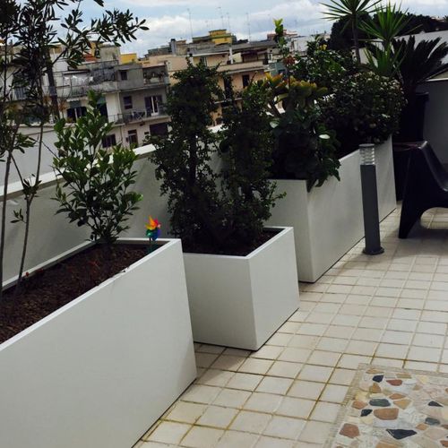Floreira em chapa de aço - VAS-FLB-WHT - FUSAROMARIOSRL - em poliéster / retangular / contemporânea