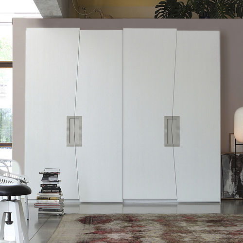 Guarda-roupa contemporâneo - ZERO.16 - Devina Nais - em madeira laqueada / com portas de abrir