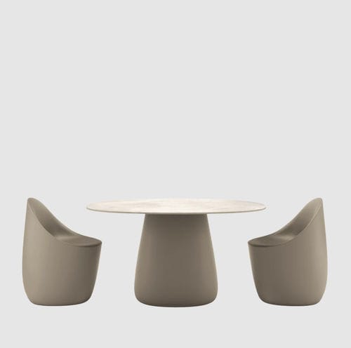 Mesa contemporânea - COBBLE - Qeeboo - em pedra / com base em pedra / oval