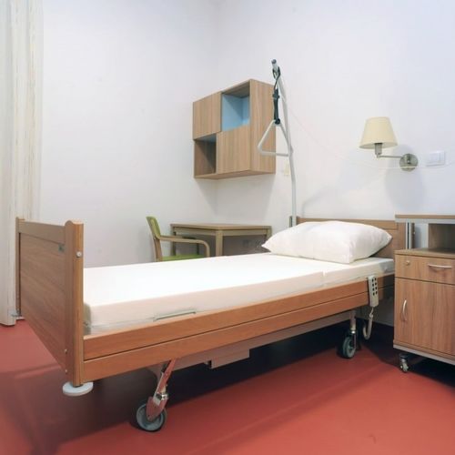 Cama hospitalar - GONZAGA-PRO D.O.O. - de solteiro / contemporânea / com rodízios