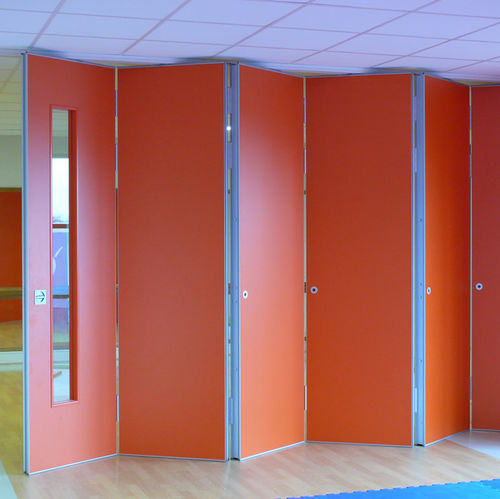 Divisória de correr - KUDOS - Moving Designs Ltd - articulada / em madeira / laminada
