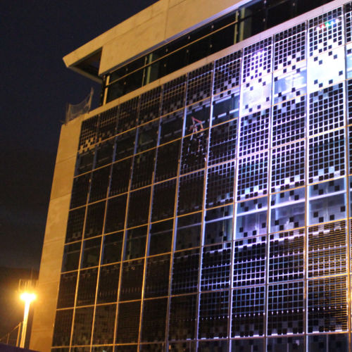 Fachada-cortina com sistema stick - 2ES - em alumínio e vidro / em painel fotovoltaico / transparente