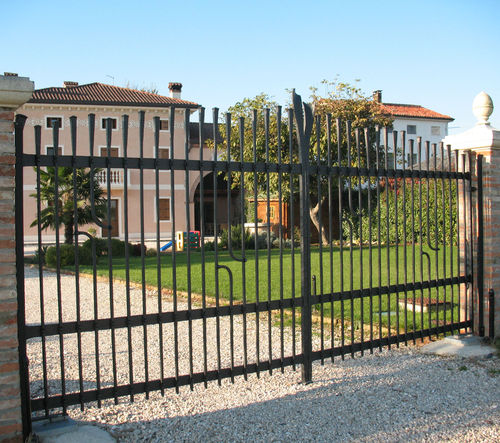 Portão de abrir - 6 - Tessaro Group - em ferro forjado / com barras / da linha residencial