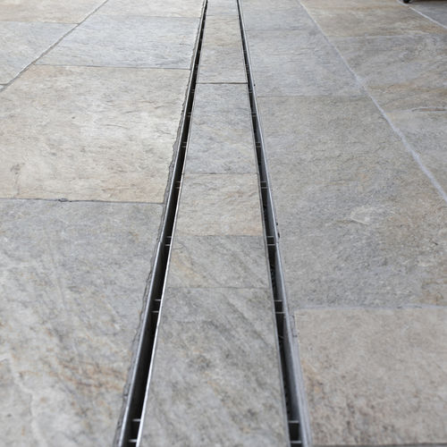 Calha de escoamento com fenda lateral - PAVTEC - MONSUN GmbH - grelha de aço galvanizado / grelha em aço inoxidável / para fachada