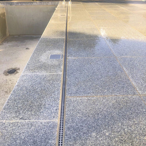 Calha de escoamento de fenda - MONSUN GmbH - grelha de aço galvanizado / grelha em aço inoxidável / para espaço público