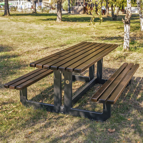 Mesa de piquenique contemporânea - 228 - Encho Enchev - ETE - em bambu / com base em aço galvanizado / com base em aço termolacado