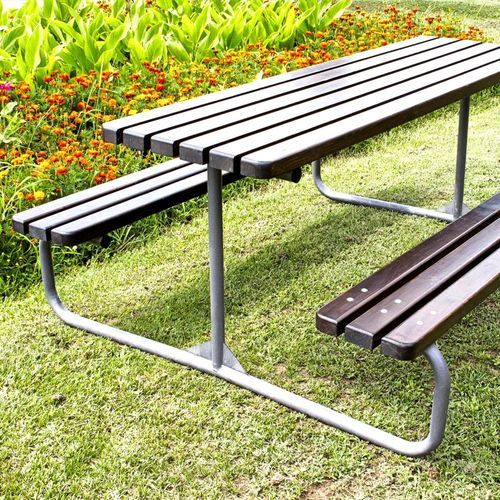 Mesa de piquenique contemporânea - 113 - Encho Enchev - ETE - em madeira / com base em aço galvanizado / com base em aço termolacado