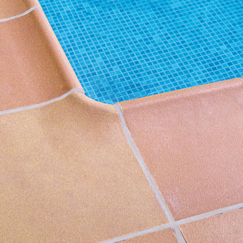 Borda de piscina em grés porcelanato - CERAMICA FERRES - antiderrapante / de canto
