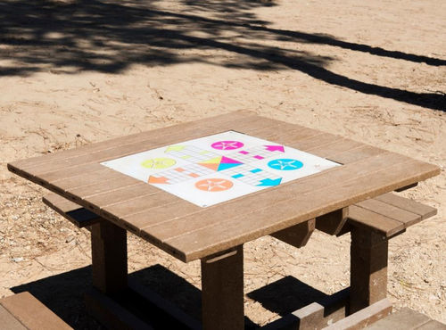 Mesa de jogos de criança para ambiente externo - Sesimbra - Extruplas - contemporânea / para parque infantil / em plástico reciclado