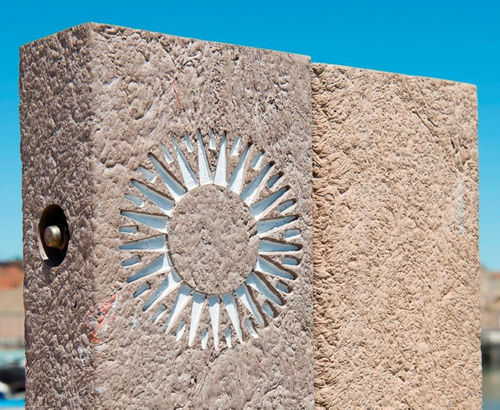 Totem decorativo - Extruplas - para ambiente externo / para áreas urbanas / resistente a altas temperaturas