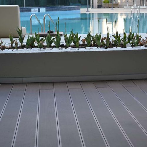 Tábua de deck em compósito - DL - Mekmar - efeito de madeira / ranhurada / da linha comercial