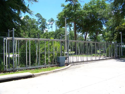Portão de correr - FORTRESS BOX FRAME - Tymetal Corp - de liga de alumínio / em tela metálica / motorizado