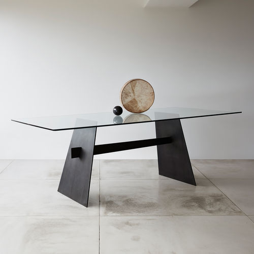 Mesa de jantar contemporânea - Edge - TOM FAULKNER - em vidro / com base em aço / retangular