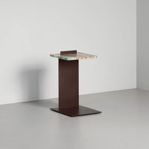Mesa lateral de design minimalista - Edge - TOM FAULKNER - em aço / em bronze / em mármore