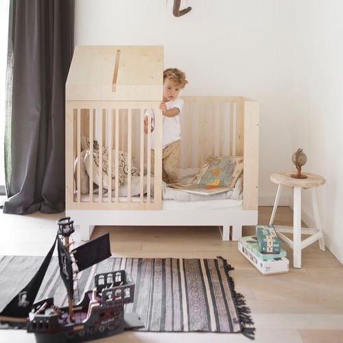 Cama de bebê cabana - ROOF - KUTIKAI - de solteiro / contemporânea / em bétula