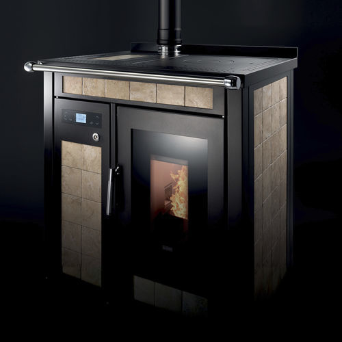 Salamandra com caldeira com placa de indução - SMART 80 MAIOLICA - Klover - a pellets / 20 kW–50 kW / de instalação livre