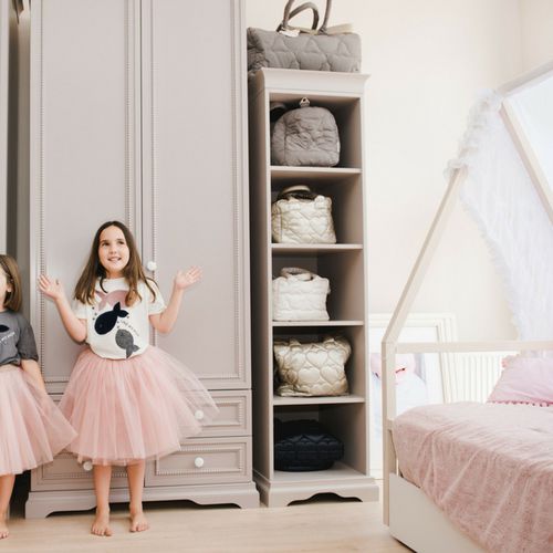 Estante clássica - Atelier Lilu - em madeira / para quarto / com compartimento de arrumação
