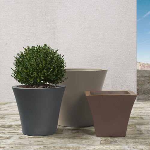 Vaso de jardim em polietileno rotomoldado - Cratere - PASQUINI & BINI - cônico / da linha residencial / marrom