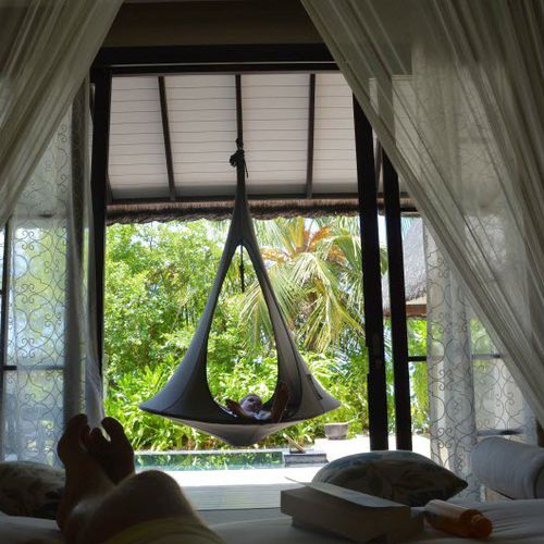 Poltrona contemporânea - SONGO - cacoon - em tecido / suspensa / cinza