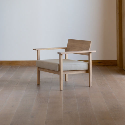 Poltrona contemporânea - Base  - Studio H&K B.V. - em tecido / em carvalho / com almofada removível