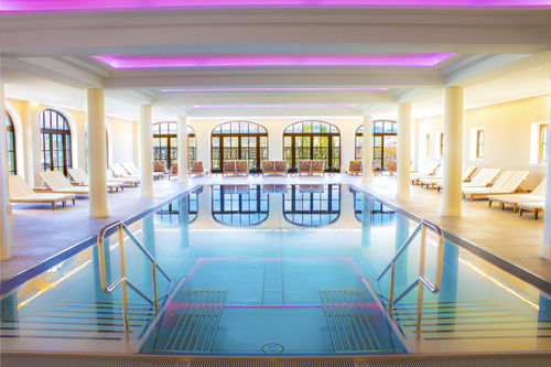 Piscina com transbordo - HOTEL JAGDHOF - BERNDORF METALL- UND BÄDERBAU GMBH - coberta / para ambiente externo / para ambiente interno
