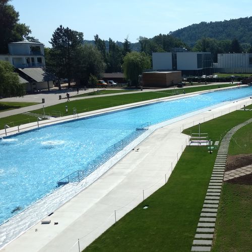 Piscina com transbordo - RIVI&Egrave;RA - BERNDORF METALL- UND BÄDERBAU GMBH - sob medida / corredor de natação / para ambiente externo