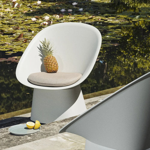 Poltrona contemporânea - Sensu - TOOU - em Sunbrella® / em material plástico / com almofada removível