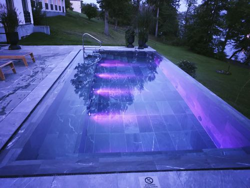 Piscina em blocos batidos de polímero - 7.0x3.0x1.4 - Tilestone Pools one piece tiled pools - em painéis de polímeros / com transbordo / pré-fabricada