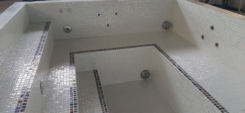 Spa de natação de embutir - TILESTONE CITY SPA 2.5x2.0 - Tilestone Pools one piece tiled pools - acima do piso / retangular / de vários lugares