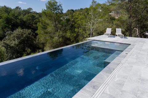 Piscina em blocos batidos de polímero - Tilestone Pools one piece tiled pools - em painéis de polímeros / pré-fabricada / com borda infinita