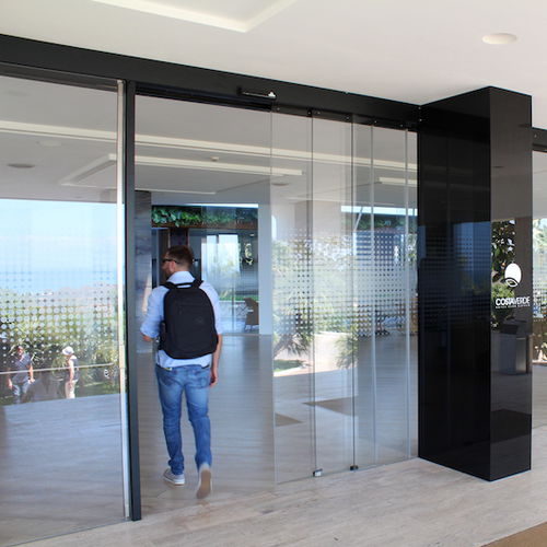 Porta de entrada - HOTELS - Engineering Marketing - em vidro / em alumínio / de correr