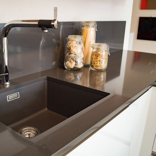 Tampo de bancada em pedra reconstituída - ESSENTIAL CRYSTAL ANTHRACITE PURE - Technistone a.s. - para cozinha / antracite / polido