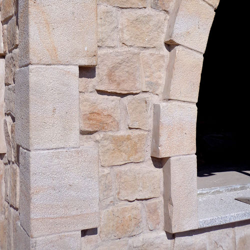 Placa de pedra em arenito - QUOINS - Areniscas Sierra de la Demanda S.L. - de revestimento / polida / escovada