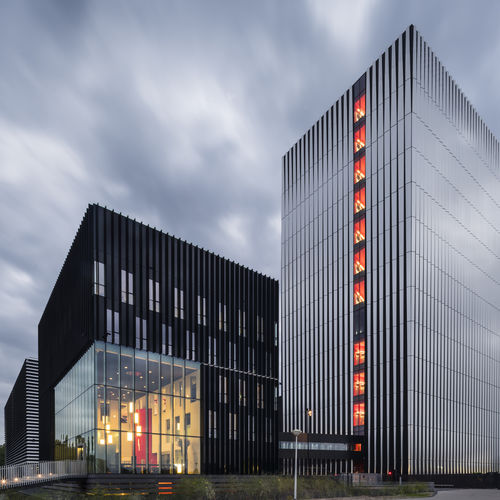 Revestimento de fachada tipo cassete - EQUINIX DATACENTER AM4 - ALUCOBOND - em compósito / em alumínio / de encaixe